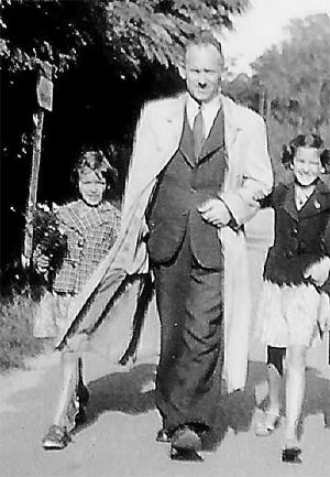 Henri Wallig wih his daughters Meriam and Edith. Meriam was born in Amsterdam on November 30 1933 and died in Auschwitz-Birkenau on February 11 1944. (10 years old). Edith was born in Amsterdam on June 17 1935 and died in Auschwitz-Birkenau on February 11 februari 1944. (8 years old)
