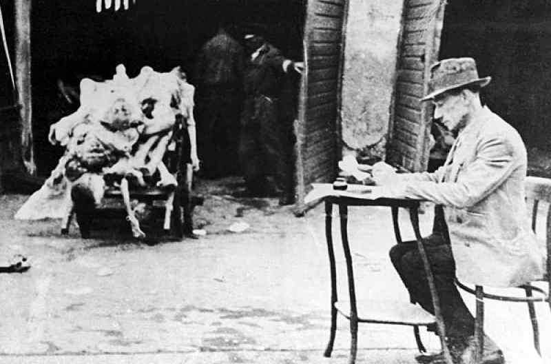 Supervisor logs the dead in 1942