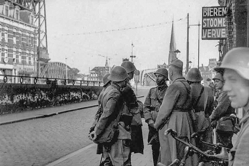 Captured Dutch soldiers in the Van der Takstraat in Rotterdam