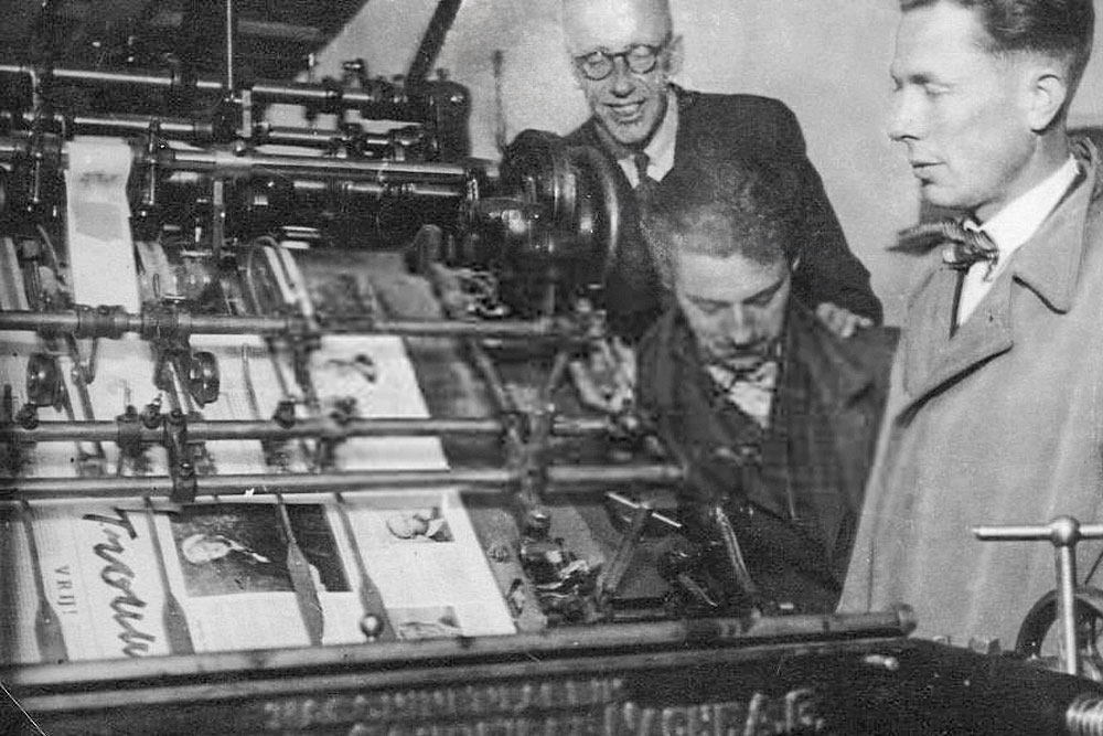 On Saturday 22 and Sunday 23 February 1941, armed members of the Ordnungspolizei rounded up Jewish men on the Jonas Daniël Meijerplein in Amsterdam