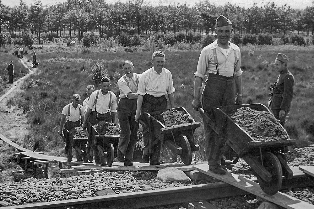 The military set up the 'Grebbelinie' (near Amersfoort) a Dutch water-based defence system known as the 'Hollandse Waterlinie' (Dutch Water Line)