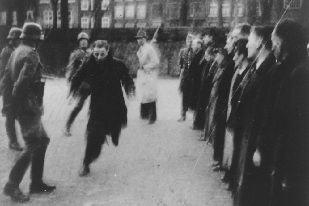On Saturday 22 and Sunday 23 February 1941, armed members of the Ordnungspolizei rounded up Jewish men on the Jonas Daniël Meijerplein in Amsterdam