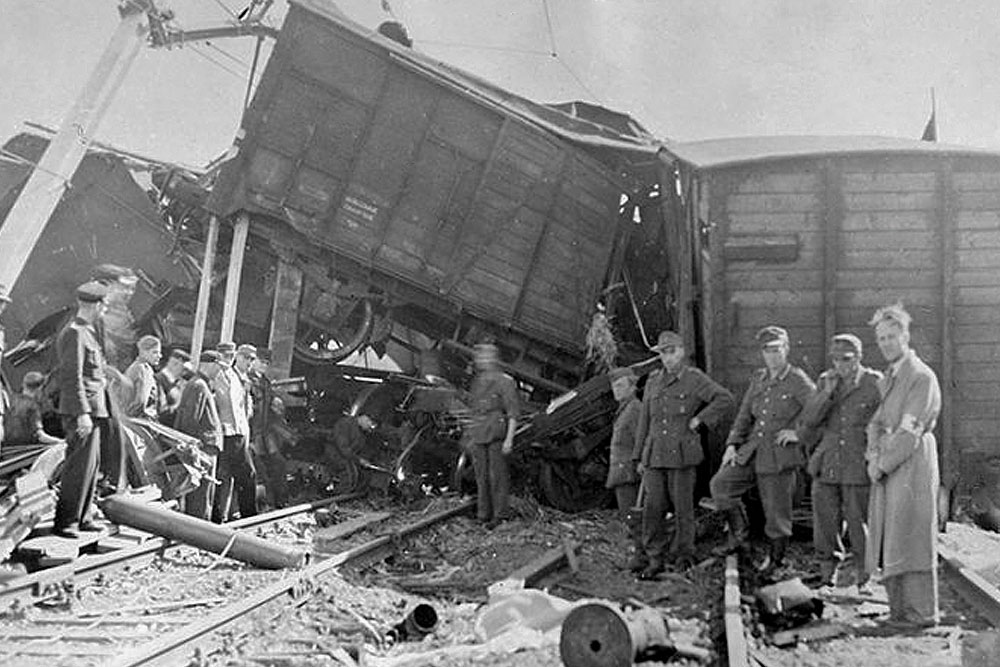 Hunger Winter (Dutch: Hongerwinter) lasted from October 1944 to April 1945. Due to a severe shortage of food and fuel, tens of thousands of people suffered from starvation and cold. Even though exact numbers are uncertain, estimates suggest between 18.000 and 22.000 victims