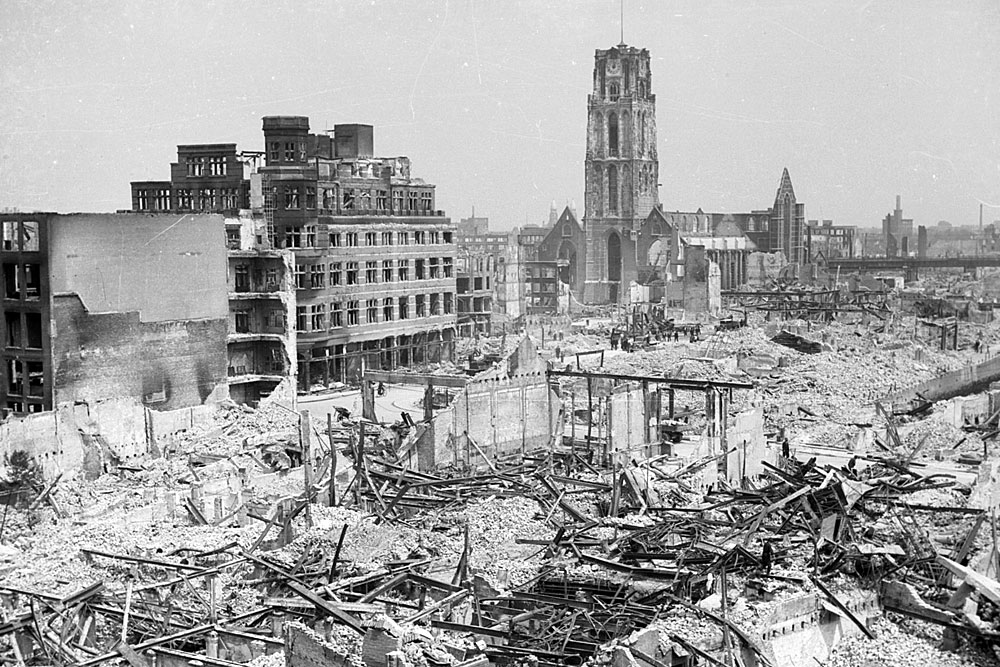 Remains of buildings after the German bombing of May 14, 1940. Overview from the Erasmushuis C&A store on the corner of Hoogstraat and Korte Hoogstraat and the Sint-Laurenskerk.