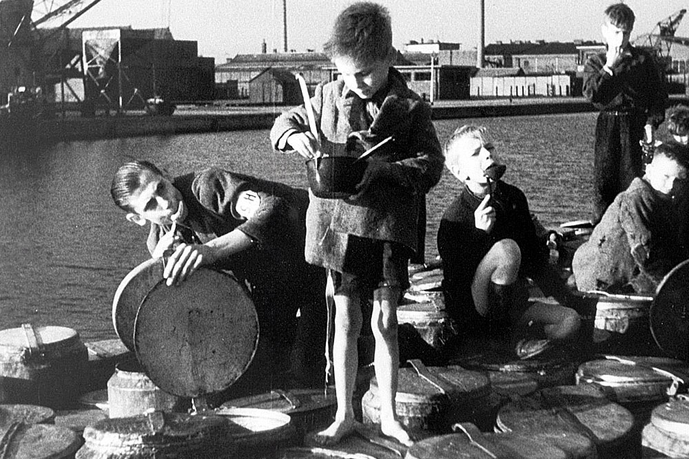 Hunger Winter (Dutch: Hongerwinter) lasted from October 1944 to April 1945. Due to a severe shortage of food and fuel, tens of thousands of people suffered from starvation and cold. Even though exact numbers are uncertain, estimates suggest between 18.000 and 22.000 victims