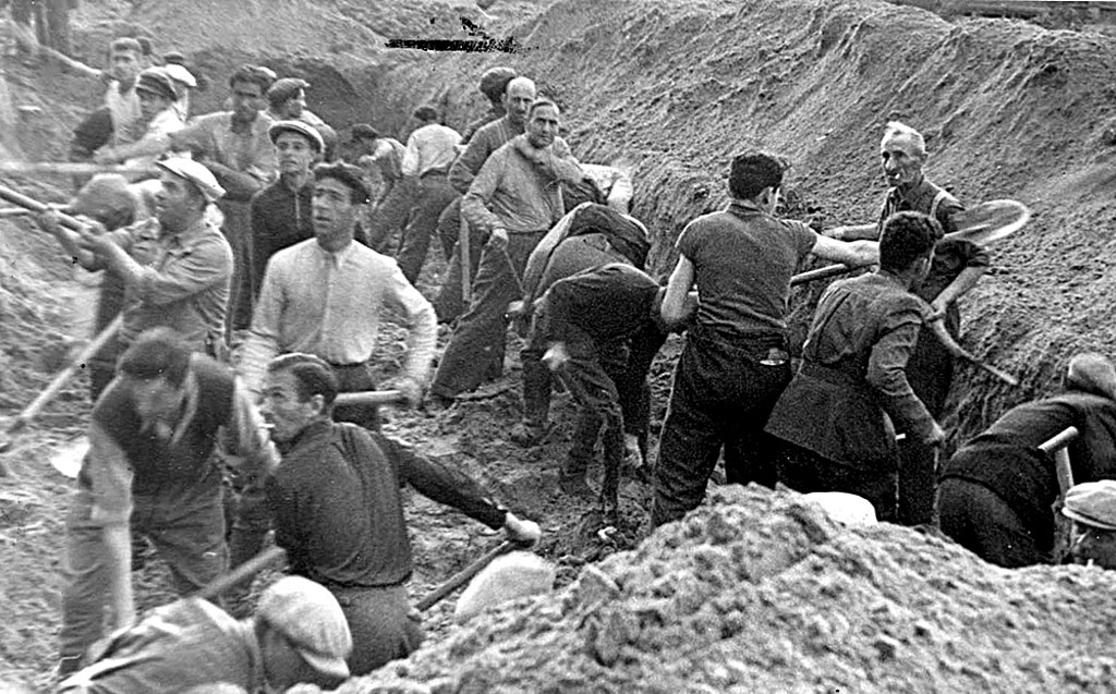 Prisoners-were-forced-to-dig-their-own-graves-execution-of-Jews-around-1941