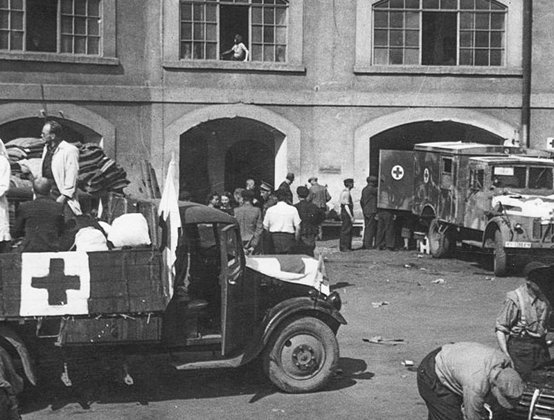 In the evening hours of May 8th the first units of the Red Army passed through Terezín towards Prague