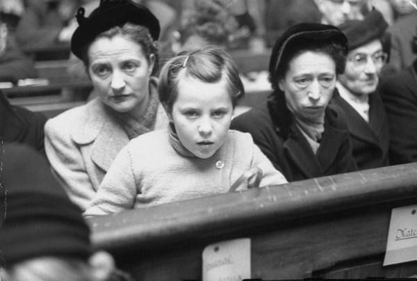 Paule Tessaud and her mother at the Bordeaux Trial in 1953