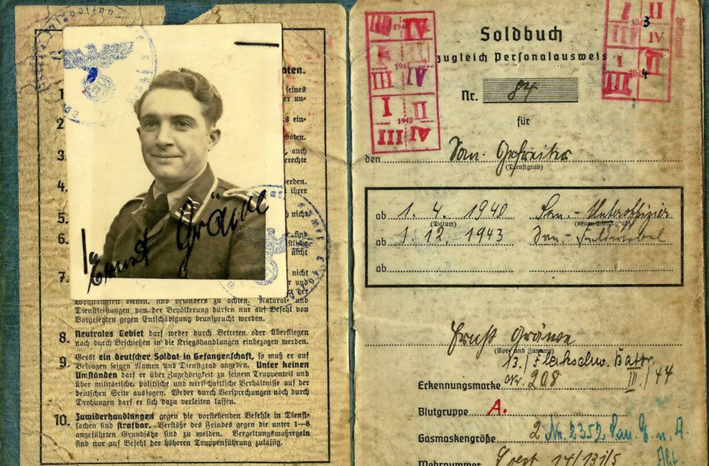 Ernst Gräwe's Soldbuch. He was a soldier from 1936 and served as a paramedic. Picture: Jens Junkersdorf