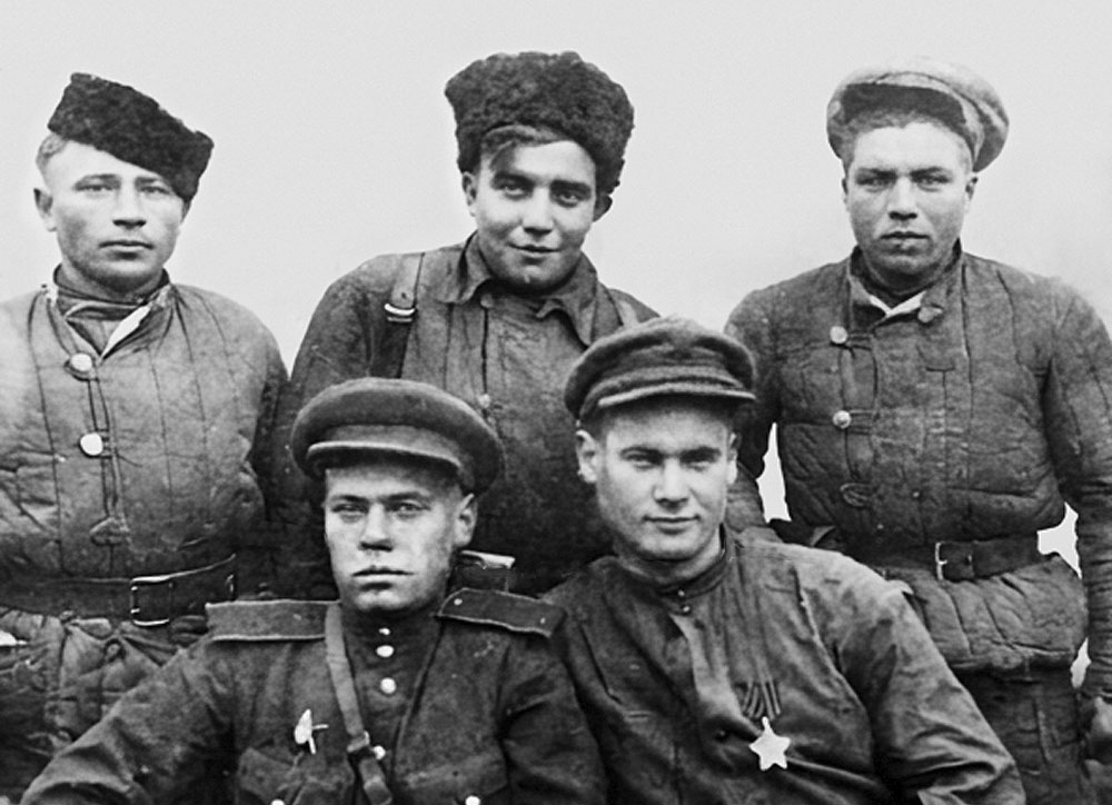 Back row, from left to right: Petr Kouznetsov, Vasiliy Sgourin, Nikolay Belyayev. Front row: the Platoon Commander, Mstislav Ivanov