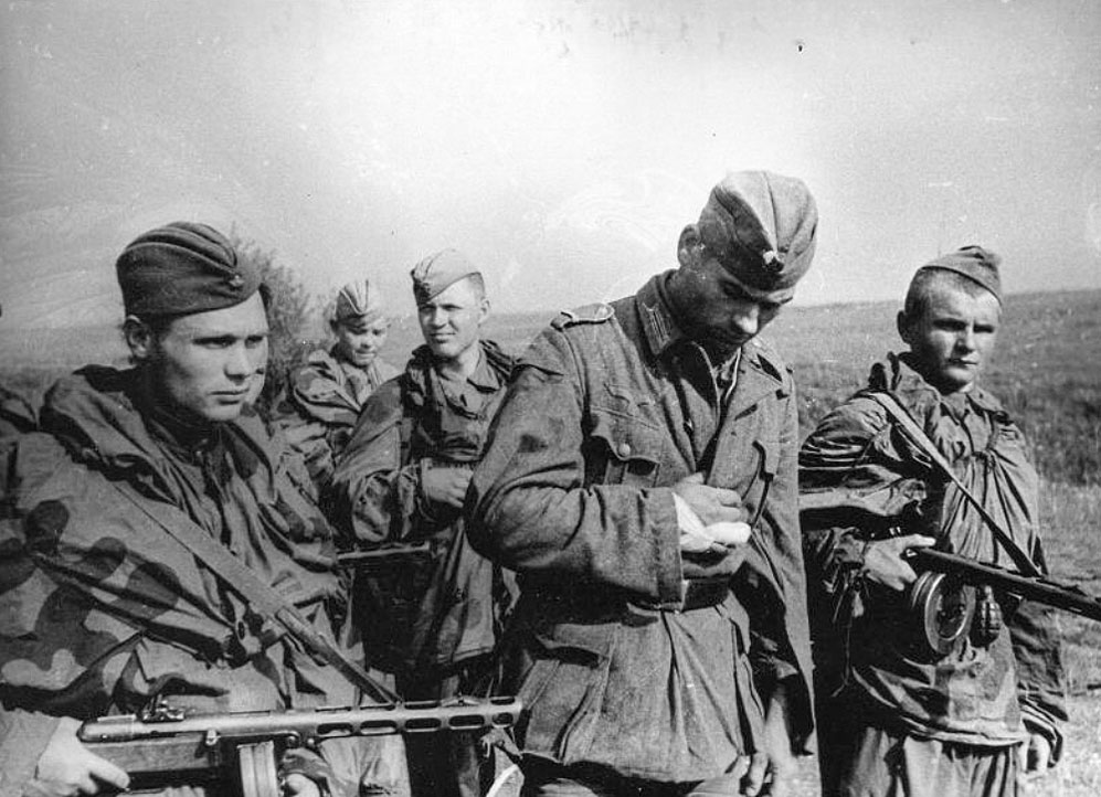 Soviet scouts are on their way back from a search with a German POW, a yazyk