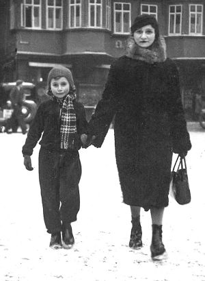 Kathe Müller with mother Betty in 1934