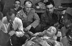 Examination of camp commander Ziereis. Photographic documentation of the interrogation was made by former Spanish prisoner Francisco Boix, who took many photographs in Mauthausen documenting the conditions in the camp after liberation.  (Photo credits: Museu d’Història de Catalunya, Barcelona: Fons Amical de Mauthausen)