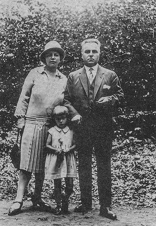 Paula, her husband and their daughter Margot (1929)
