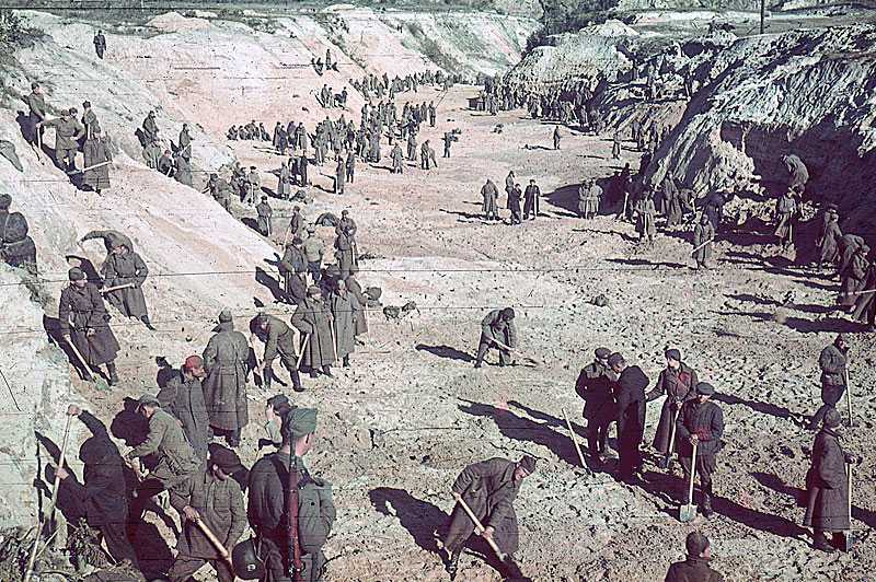 Prisoners digging a massive mass grave at Babi Yar