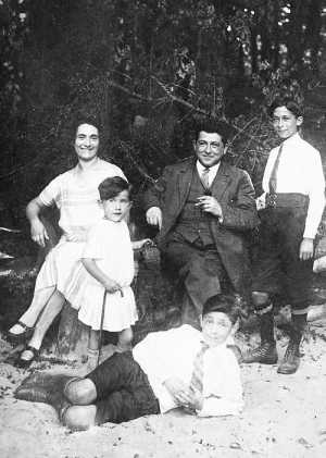 Selma's parents, Selma (4 or 5), brothers David, 13, and Louis, 15