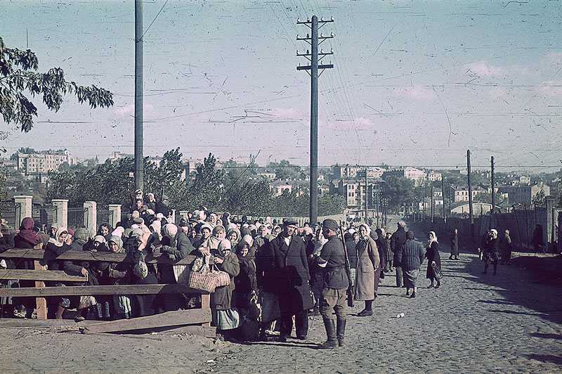 Lines of prisoners on their way to Babi Yar