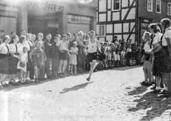 Fritz in a running contest through the streets of Hilchenbach