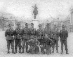 Fritz with his comrades in front of the Versailles Palace