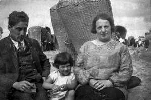Lotty and her parents. During the holiday we went to Scheveningen. This photo is from about 1925. My father had to work and regularly went back and forth by train. He didn't do that every night, he also just slept at home.