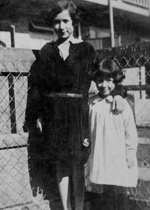 Selma with sister Clara 1930-1931, Clara was murdered in Sobibor