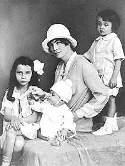 Anda (on the left) with her mother Connie Bosscha and her two brothers