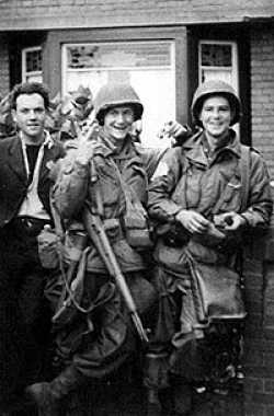 Two soldiers posing with Bert Pulles' neighbour in front of his house on the Kloosterdreef.